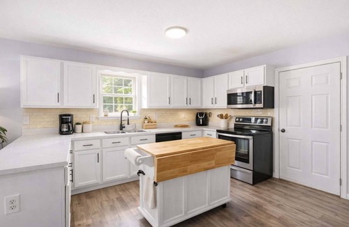 Buechel House | Spacious Louisville getaway with private backyard!