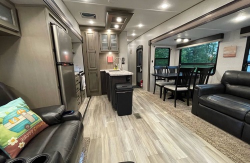 Lexington House | Spacious Luxury RV w/ 3BD & Cozy fireplace Chap Experience @ KHP