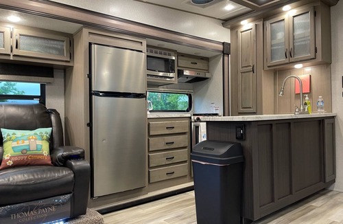 Lexington House | Spacious Luxury RV w/ 3BD & Cozy fireplace Chap Experience @ KHP
