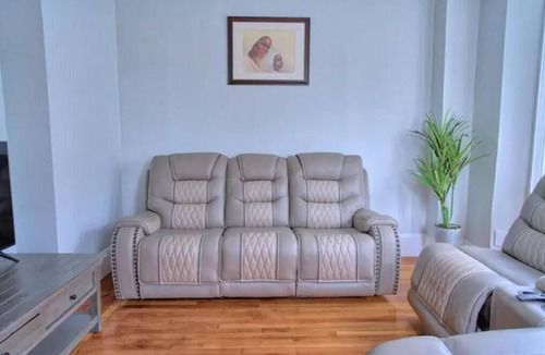 Roxbury Apartment | Spacious multi-level 4 bed/2bath Apt with Parking