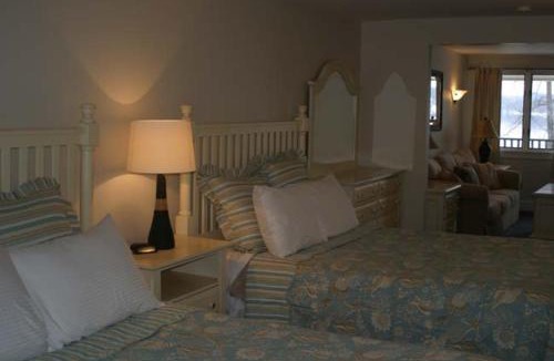 Edgecomb Apartment | Spacious riverfront with balcony Sheepscot Harbour Vacation Cub Studio #211