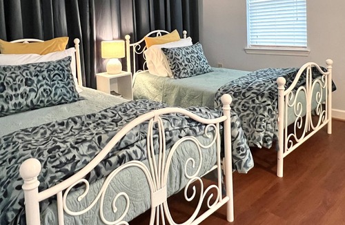 Bolivar Apartment | Spacious studio apartment with 2 twin beds, centrally located