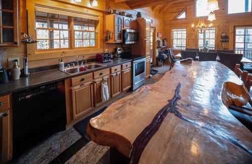 Stanton Cabin | Spectacular Cabin-40 Acres, Hot Tub, 3 Sided Porch, Rec Room-RRG & Nat. Bridge
