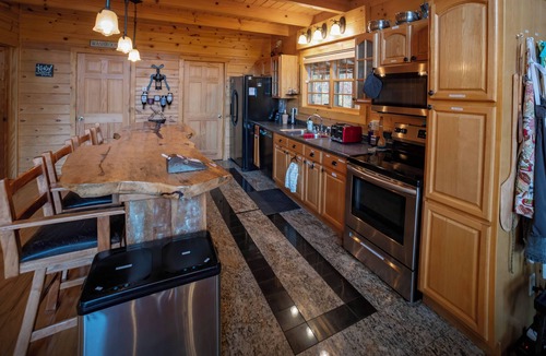 Stanton Cabin | Spectacular Cabin-40 Acres, Hot Tub, 3 Sided Porch, Rec Room-RRG & Nat. Bridge