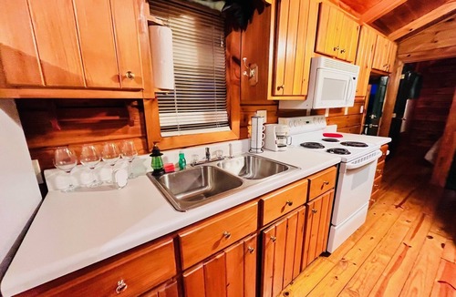 Fleetwood Cabin | Spectacular Views to Remember! Near hiking, biking, wineries, pet friendly
