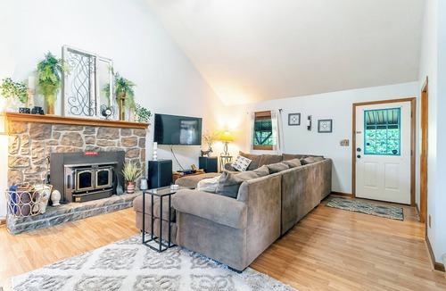 Jonesborough House | Spring Vibes, Fast Wifi, Pool Table, Working Vineyard with Disc Golf course