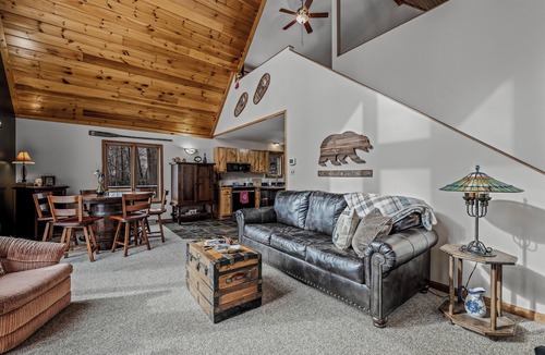Berkeley Springs Cabin | Sqyrls Nest - 3BR Retreat With a Hot Tub