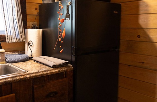 Rogers Cabin | "Stars Hollow" Cozy Mini Cabin Stay - RRG