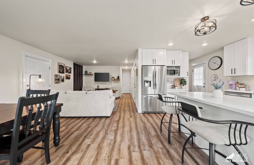Bayshore - Klatt House | Stay Luxe - peaceful ANC getaway - king+queen bed