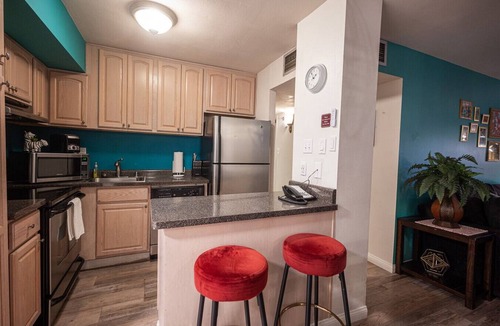 Las Vegas Strip Condo | Stay Together Suites - Group Condominium, Sleeps 16, Center Strip - Jockey Club