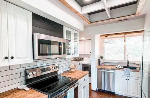 Vein Mountain Cabin | Stay Wild - Luxury Modern Cabin with Hot tub, Views & Pet Friendly!