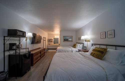 Eureka Springs Historic District Resort | Step into the The Crows Have Eyes Room!