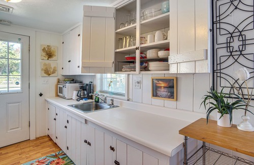 West Hyannisport Cottage | Steps to Eats & Craigville Beach! Cape Cod Cottage