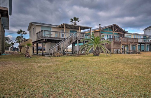 Gulf Palms Cottage | Steps to Gulf! Pet-friendly Galveston Getaway