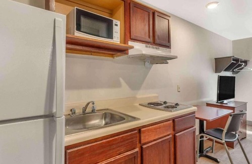 Little Rock Apartment | Studio 6 Little Rock|Queen bed,Sofa Bed,Nsmk|Kitchen