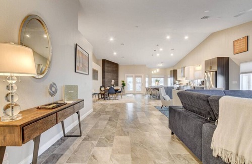 Spring Valley House | Stunning 3 bdrm King w/Pool 10 min to Red Rock!