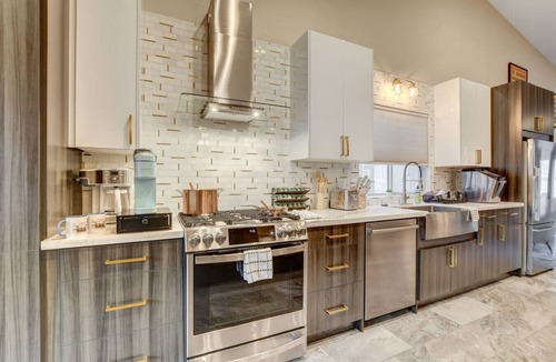 Spring Valley House | Stunning 3 bdrm King w/Pool 10 min to Red Rock!