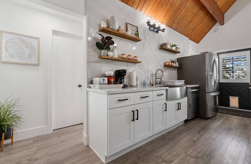 Lake Arrowhead Ski Chalet | Stunning 3 bdrm/2 Bath Chalet, High Celings, Chef’s Kitchen, Fire-pit, Quiet