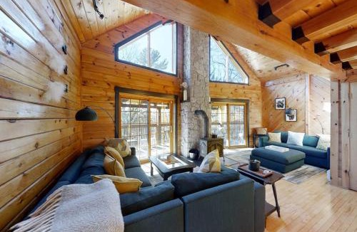 Boothbay Harbor House | Stunning & Spacious Log Cabin in the Woods