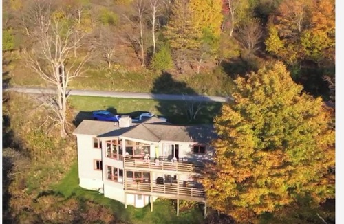 Old Timberline House | Stunning View, Hot Tub, Firepit, Walk to Dolly S,Pet, EV Charger, Secluded