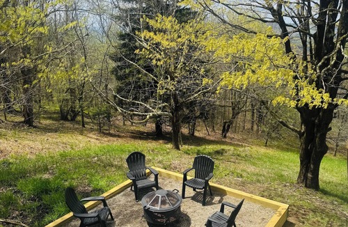 Old Timberline House | Stunning View, Hot Tub, Firepit, Walk to Dolly S,Pet, EV Charger, Secluded