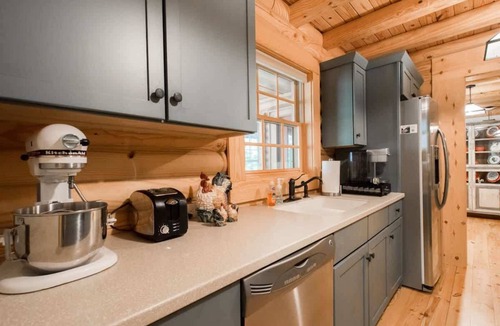 Zirconia House | Stylish 3BR Log Cabin w/Fire Pit | Near Trails | Free Tickets