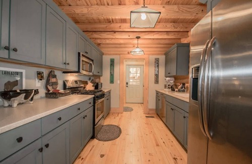 Zirconia House | Stylish 3BR Log Cabin w Fire Pit Near Trails