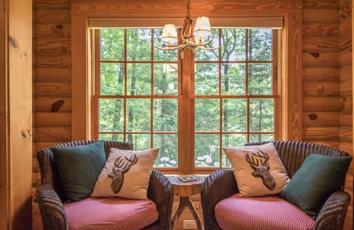 Zirconia House | Stylish 3BR Log Cabin w Fire Pit Near Trails
