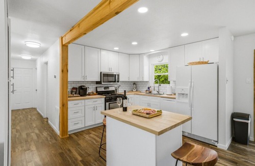 Cedar Bluff House | Stylish Knoxville Retreat w/Media Room & Patio