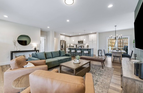 Fairview House | Stylish & Modern Home 15 mins to DT AVL-Games, Grill, 2 Porches, Stocked Kitchen