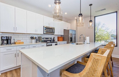 Old City Apartment | Stylish Summit Hill Stay | Balcony + Walk DT