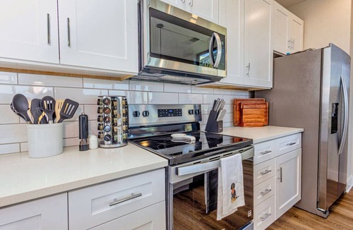 Old City Apartment | Stylish Summit Hill Stay | Balcony + Walk DT