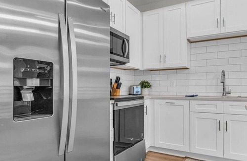 Old City Apartment | Stylish Vols Loft | Queen Bed | Downtown Knoxville