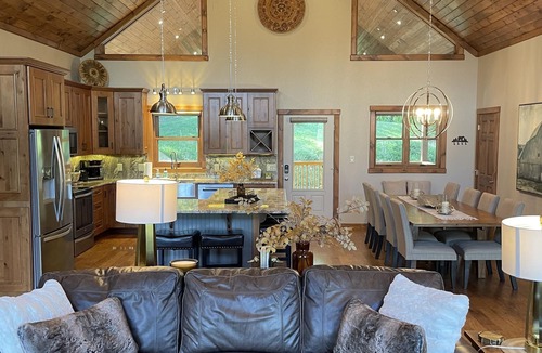 Sugar Mountain House | Sugar Mountain Home- Rustic Chic, Hot Tub, Peloton Bike, Free Bus to Ski Resort