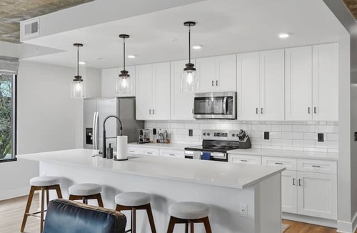 Old City Condo | Summit Hill Stay | King Suite | Free Parking