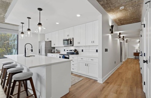 Old City Condo | Summit Hill Stay | King Suite | Free Parking