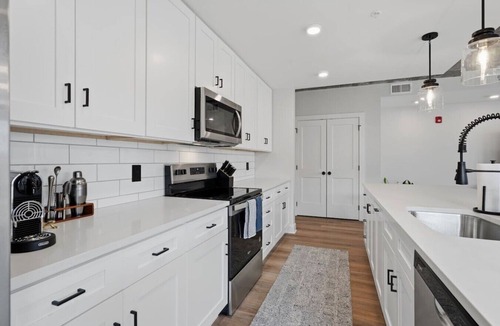 Old City Condo | Summit Hill Stay | King Suite | Free Parking