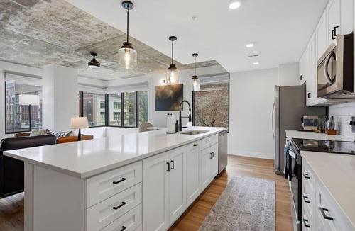 Old City Condo | Summit Hill Stay | King Suite | Free Parking