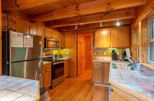 Vein Mountain House | Summit Sunsets Pets & Year-Round Mountain Views!