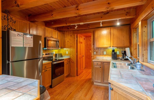 Vein Mountain Cabin | Summit Sunsets | Pets & Year-Round Mountain Views!
