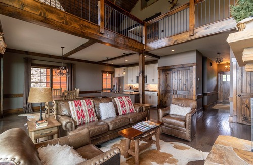 Elk Park House | Sunrise Lodge at Eagles Nest- Great views, walking distance to amenities, Summer Concerts