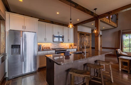 Elk Park House | Sunrise Lodge at Eagles Nest- Great views, walking distance to amenities, Summer Concerts