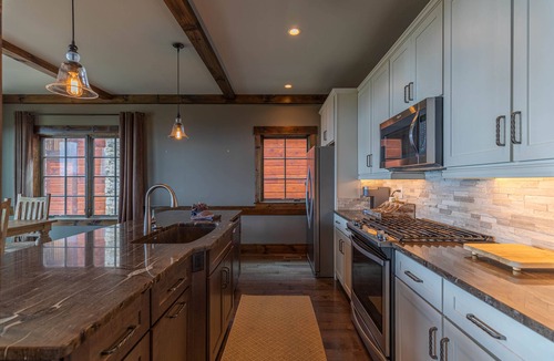 Elk Park House | Sunrise Lodge at Eagles Nest- Great views, walking distance to amenities, Summer Concerts