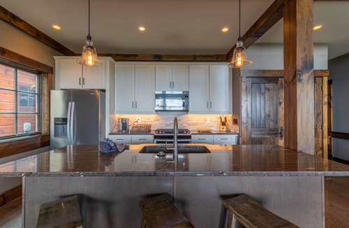 Elk Park House | Sunrise Lodge at Eagles Nest- Great views, walking distance to amenities, Summer Concerts