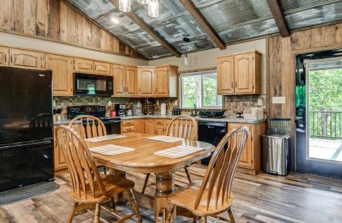 Campton House | Sunset Climb & Hike: Red River Gorge Cabin w/Deck