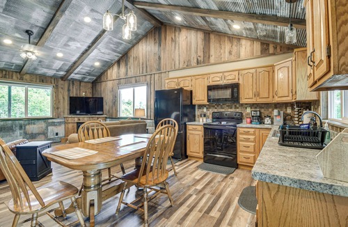 Campton Cabin | Sunset Climb & Hike: Red River Gorge Cabin w/Deck
