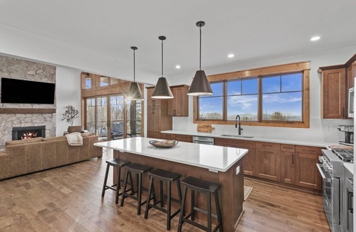Elk Park Cabin | Sunset View Retreat at Eagles Nest - views, pets, near Winery