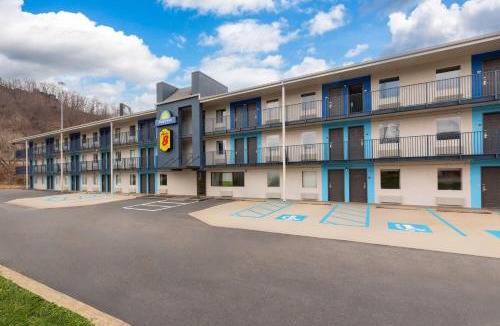 Tad Hotel | Super 8 by Wyndham Charleston WV
