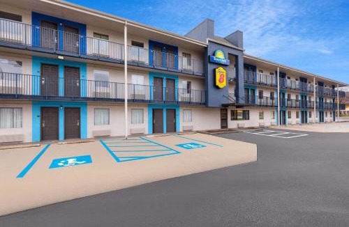 Tad Hotel | Super 8 by Wyndham Charleston WV