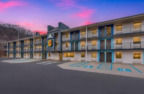 Tad Hotel | Super 8 by Wyndham Charleston WV